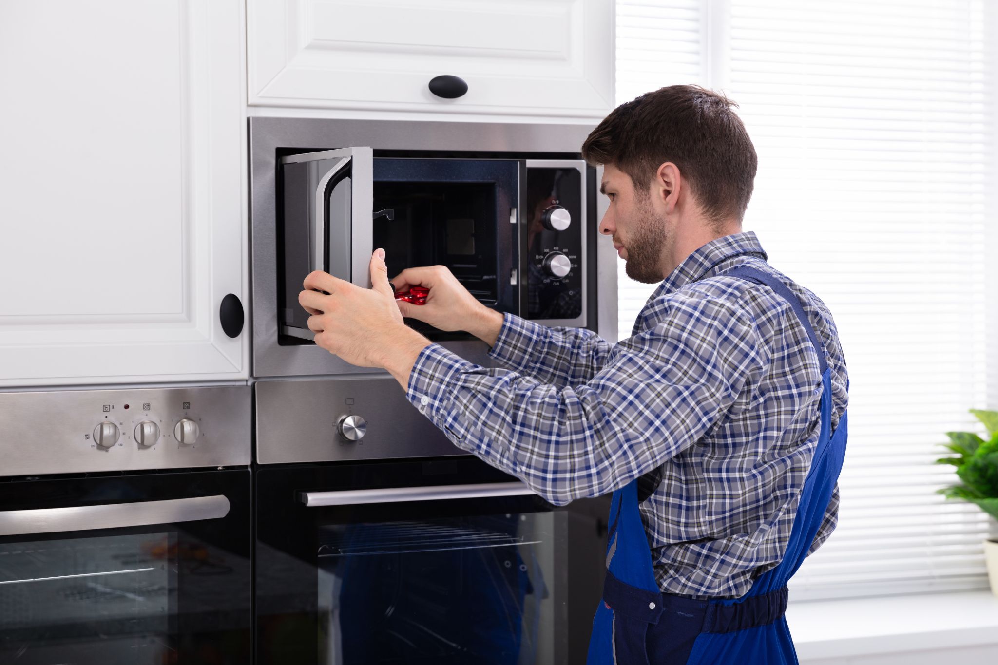 why-can-you-put-metal-in-the-oven-but-not-in-the-microwave-the-genius